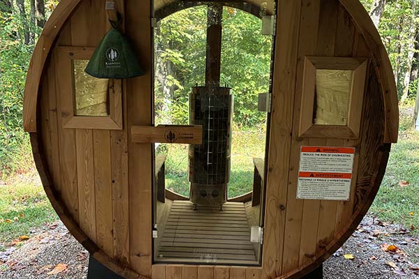 Hannah's Hideaway outside 6 person sauna